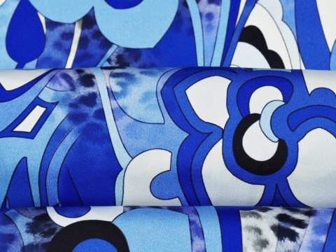 jedwab w srebrną panterę i abstrakcyjne, niebieskie kwiaty