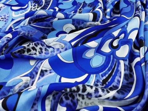 jedwab w srebrną panterę i abstrakcyjne, niebieskie kwiaty