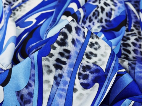 jedwab w srebrną panterę i abstrakcyjne, niebieskie kwiaty