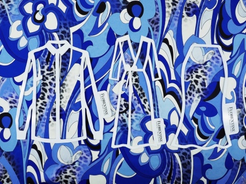 jedwab w srebrną panterę i abstrakcyjne, niebieskie kwiaty