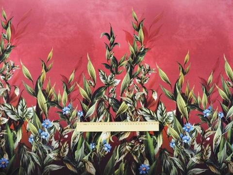 ciemno różowy jedwab z roślinnym motywem