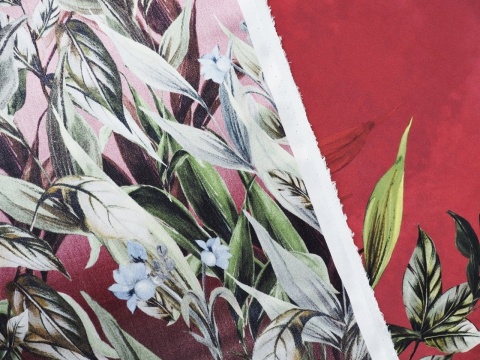 ciemno różowy jedwab z roślinnym motywem