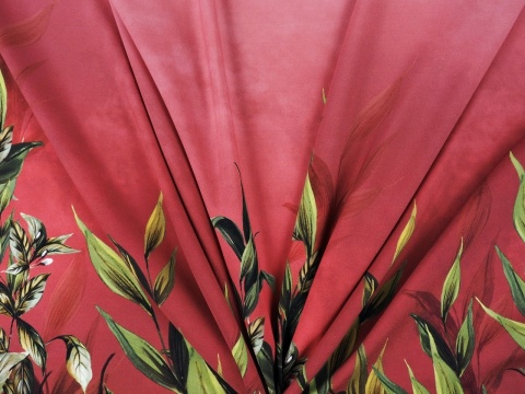ciemno różowy jedwab z roślinnym motywem
