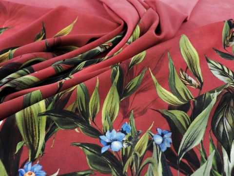 ciemno różowy jedwab z roślinnym motywem