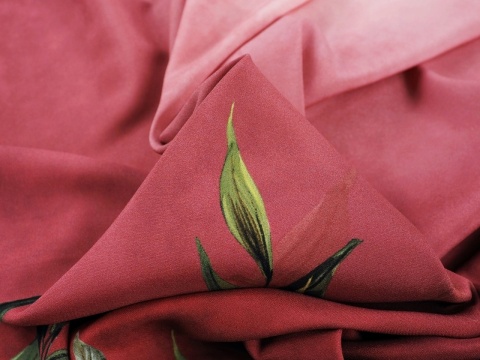ciemno różowy jedwab z roślinnym motywem