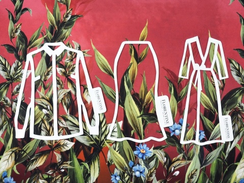 ciemno różowy jedwab z roślinnym motywem