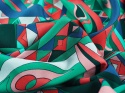 jedwab w abstrakcyjny wzór w morskich odcieniach z brzoskwiniowymi elementami