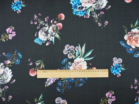 czarny szyfon jedwabny w kwiatowy wzór