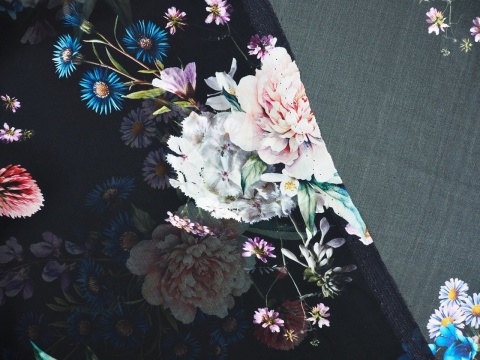 czarny szyfon jedwabny w kwiatowy wzór