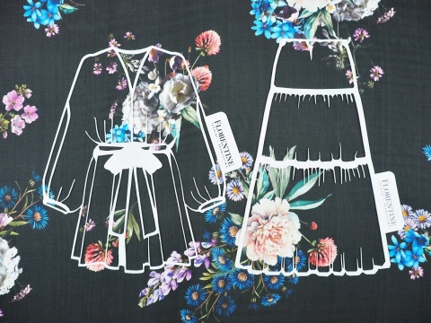 czarny szyfon jedwabny w kwiatowy wzór