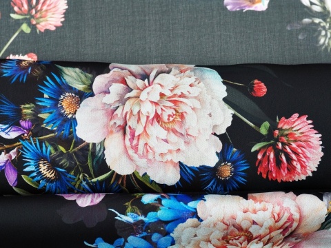 czarny szyfon jedwabny w kwiatowy wzór