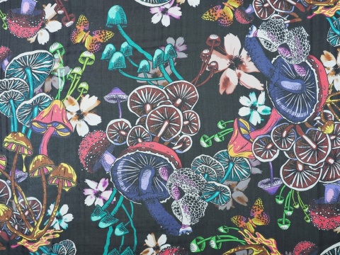 czarny szyfon jedwabny w kolorowe grzyby