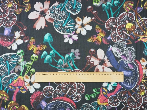 czarny szyfon jedwabny w kolorowe grzyby