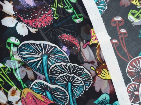 czarny szyfon jedwabny w kolorowe grzyby