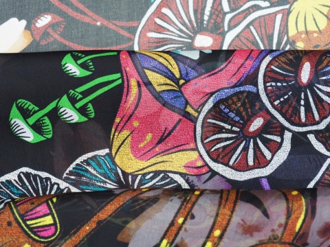 czarny szyfon jedwabny w kolorowe grzyby