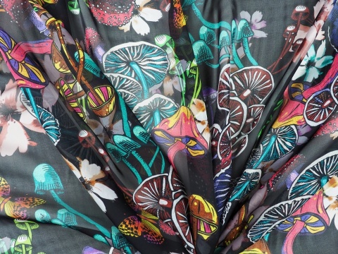 czarny szyfon jedwabny w kolorowe grzyby