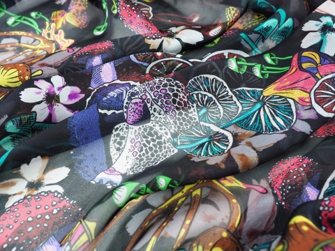 czarny szyfon jedwabny w kolorowe grzyby