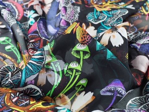 czarny szyfon jedwabny w kolorowe grzyby