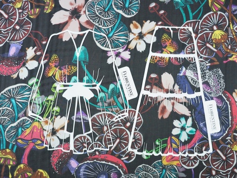 czarny szyfon jedwabny w kolorowe grzyby