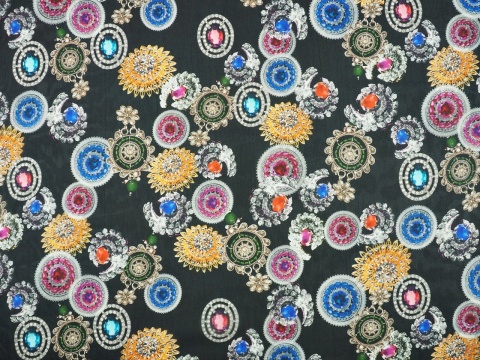 czarny szyfon jedwabny w kolorowe broszki