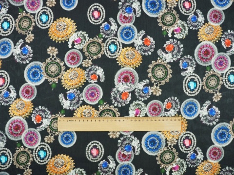 czarny szyfon jedwabny w kolorowe broszki