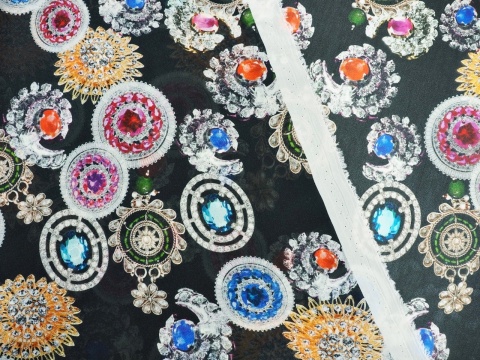 czarny szyfon jedwabny w kolorowe broszki