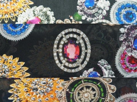 czarny szyfon jedwabny w kolorowe broszki