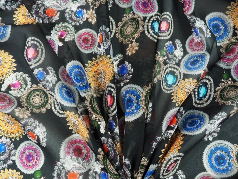 czarny szyfon jedwabny w kolorowe broszki