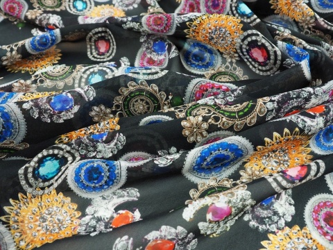 czarny szyfon jedwabny w kolorowe broszki