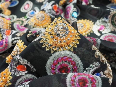 czarny szyfon jedwabny w kolorowe broszki