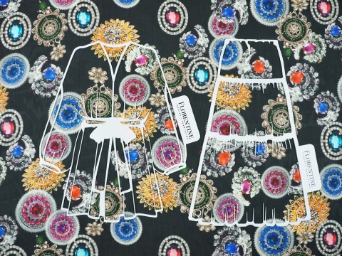 czarny szyfon jedwabny w kolorowe broszki