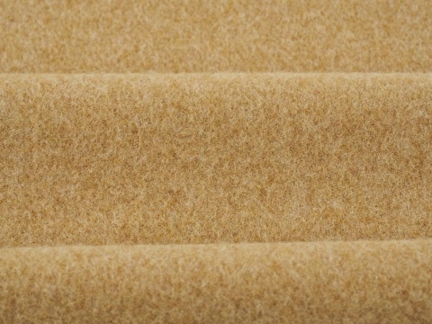 wełna jagnięca w kolorze ciepłym beżowym