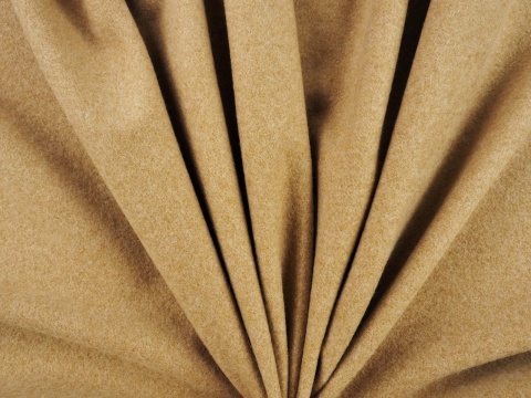 wełna jagnięca w kolorze ciepłym beżowym