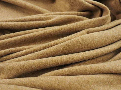 wełna jagnięca w kolorze ciepłym beżowym