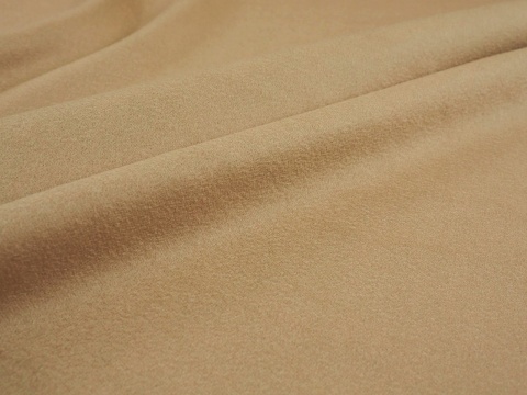 wełna z kaszmirem w kolorze beżowym