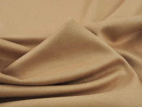 wełna z kaszmirem w kolorze beżowym