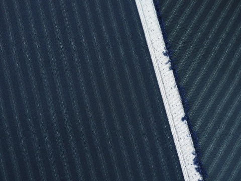 granatowa bawełna z jedwabiem w pionowe paski