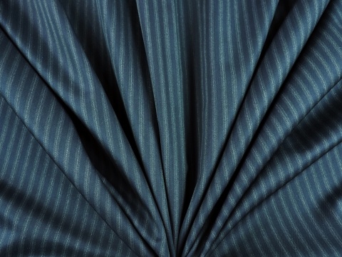 granatowa bawełna z jedwabiem w pionowe paski