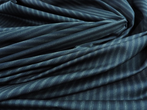 granatowa bawełna z jedwabiem w pionowe paski