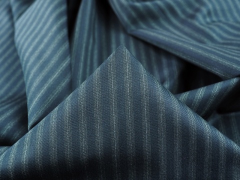 granatowa bawełna z jedwabiem w pionowe paski