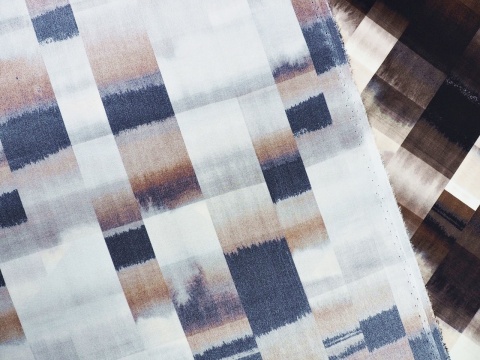 jedwab w pasy z brązem, beżem i czernią