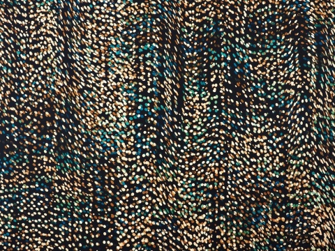 czarny jedwab w gęste, nieregularne kropki