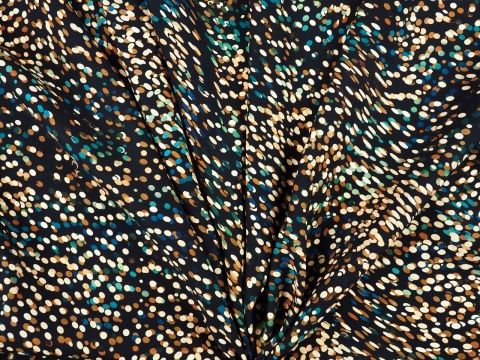 czarny jedwab w gęste, nieregularne kropki