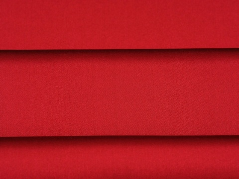jedwab satyna w kolorze ciemnej czerwieni