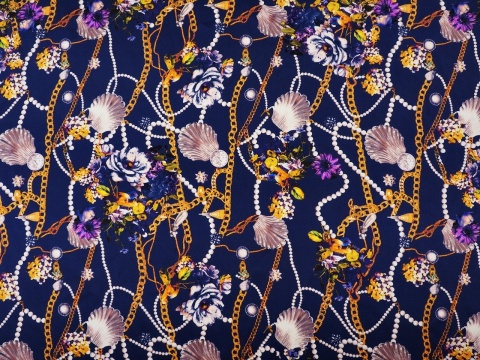 granatowy jedwab w złote łańcuszki, perły i muszle