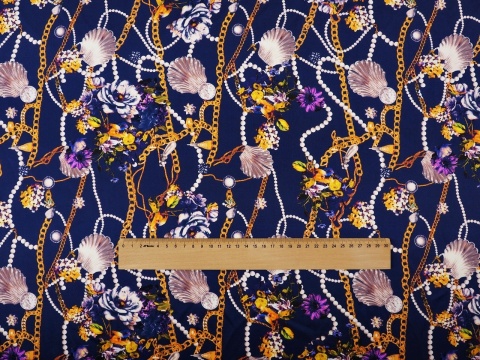 granatowy jedwab w złote łańcuszki, perły i muszle