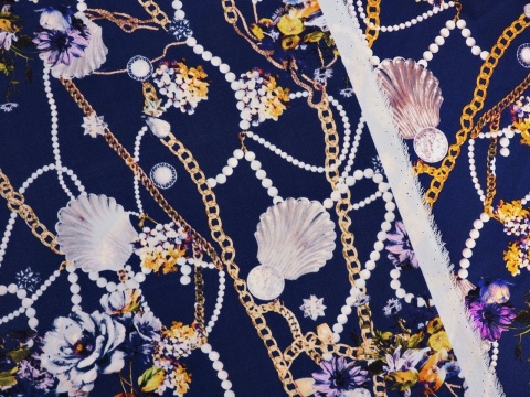 granatowy jedwab w złote łańcuszki, perły i muszle