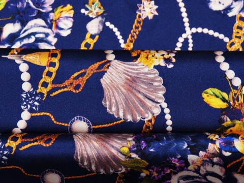 granatowy jedwab w złote łańcuszki, perły i muszle