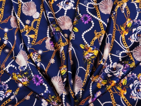 granatowy jedwab w złote łańcuszki, perły i muszle