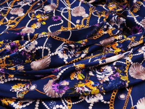 granatowy jedwab w złote łańcuszki, perły i muszle